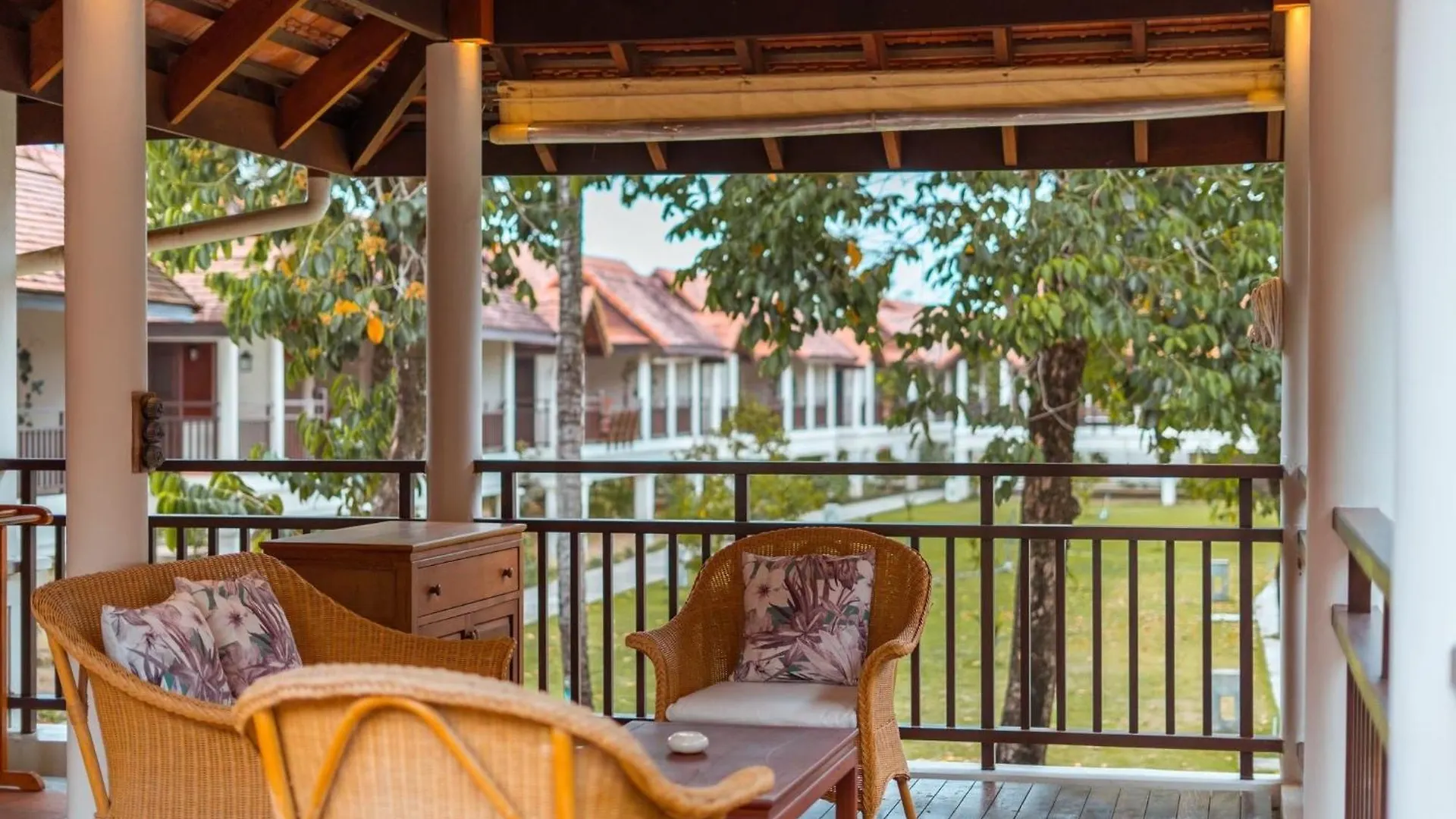 Le Menara Khao Lak Hotel 5*,